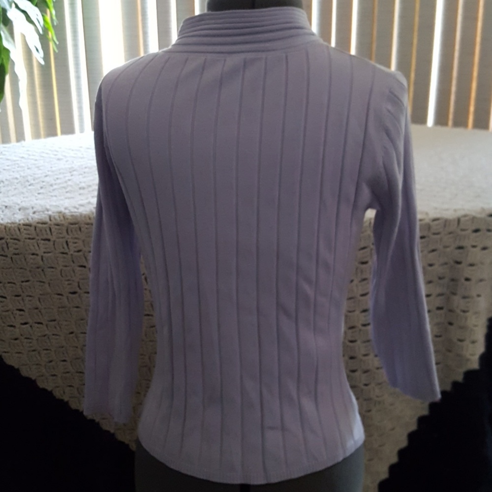 Pullover top. - Picture 2 of 4